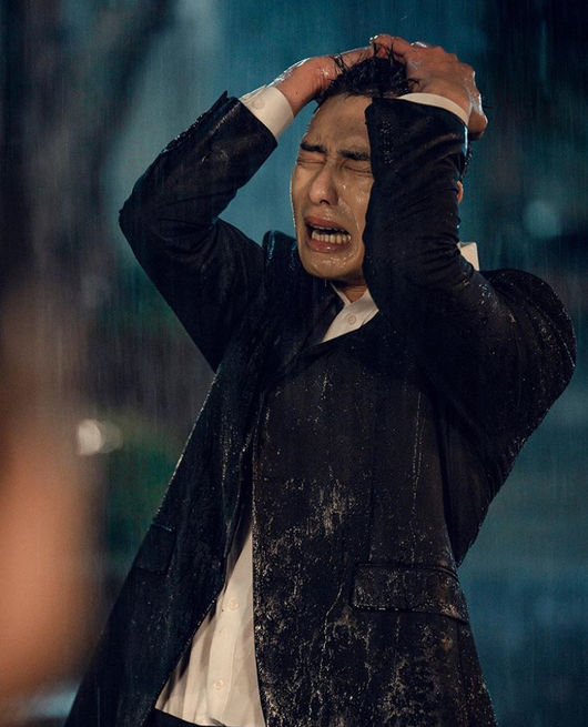 Park Seo-joon uploaded a post to announce the barracks of Drama Itaewon Clath.Park Seo-joon of Itaewon Clath posted a picture of being frustrated in the rain with his article This week is the last on his SNS on the afternoon of the 16th.The posted photo appears to be a picture of Park Sae-roi screaming in front of his fathers death.On the other hand, in the 14th Itaewon Clath on the 14th, Park Sae-ro confirmed new feelings about Joy Seo, but it was finished by a traffic accident with Jang Geun Wons revenge, amplifying the curiosity of many viewers.The 16-part Itaewon Clath is known to be starring Park Bo-gum in the remaining rounds, and the interest of the fans has been focused, while the friendship between Park Seo-joon and Park Bo-gum is also emerging as a new topic.[Photo] Park Seo-joon personal Instagram capture