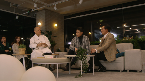 Dool King Sejong Institute chatter Jung Woo-sung I was hit by a woman Actor Jung Woo-sung reveals love black historyEveryones life is called a drama, and there is an alternative genre that can never be missed in the drama, so it is Love Story.A lecture talk show for those who want to live well, King Sejong Institute.In the second time, philosopher Dool Kim Yong-ok, singer Lee Seung-cheol, and Actor Jung Woo-sung share their real love stories with the theme of love.• The meaning of Chinese characters (love children), we are misreading and writing.On this day, Dool Kim Yong-ok explains how Confucianism, Buddhism, and Christianity define and pursue love respectively.In Buddhism, the heart of the customs bodhisattva, which looks at the poor mediocres with a thousand hands and a thousand eyes, is said to be the beginning of love.In Christianity, the heart of Jesus, who does not see 5,000 people starving and feeds them, is also the beginning of love.So what is the love in Confucianism? It is important to know the love of Confucianism first.(Love Ai), which was usually interpreted as the meaning of love in English, but Dool Kim Yong-ok says that we have misunderstood and used the meaning of (love child) so far!What could there mean to a love (a love child) other than love?Jung Woo-sung, who shook his girlfriend at the time with the ambassador I drink this if I drink in the movie Easer in My Head.On the screen, a small drink alone is the original rock-coking that makes a woman die, but it is actually called a squat when you are in love.Jung Woo-sung confesses that he did not know how to connect with his friend since he was a child, saying, I was in a hurry and I saw a woman.Youre still an uncomfortable boyfriend in the world.Lee Seung-cheol, the women hidden in the hit?On the other hand, Dool Kim Yong-ok explains MC Lee Seung-cheols song when explaining love. When Seung-cheol sings, it is a love story.People are crazy about the song because it becomes empathy. Lee Seung-cheol, who met and separated when he loved, and sang a feeling of excitement and sickness.He says that some of the hits were written down in lyrics the real feelings he felt every time he loved and broke up.Dool and Jung Woo-sung, who were attracted to this, dig into the authenticity of who the women in the hit song of singer Lee Seung-cheol were.Jung Woo-sungs love history and Lee Seung-cheols muses can be found on the 18th King Sejong Institute, which is broadcasted on the 18th.