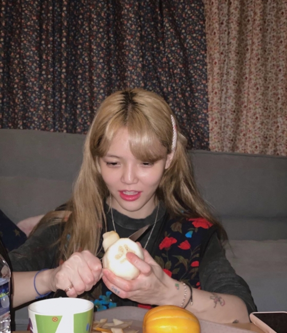 Group AOA member Jimin made cute appearance with Oriental melon shaving.Jimin posted a picture on his Instagram on the 15th with an article entitled True Cut.In the photo, Jimin is holding an original melon in one hand and holding a knife in the other and carefully cutting the skin.Especially, the slightly opened mouth made him laugh at how much he was concentrating on the Oriental melon shaving.The netizens who responded to this responded such as heads yellow, oriental melon yellow and still cute.Meanwhile, the group AOA, which Jimin belongs to, released the album New Moon last November.
