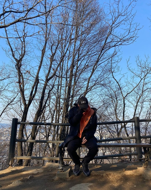 Boygroup EXO Sehun has released a photo showing off her long limbs that are not hidden.Sehun posted a daily photo of himself on the trail with his Bear on his Instagram on the 16th.In the open photo, Sehun showed off a visual that was not covered even if it was covered in the background of blue Sky without fine dust.The netizens who watched the photos responded such as Sky is as clear as Sehun beauty, Can I meet Sehun when I go to the mountain? And Celebrity no matter who looks at it.On the other hand, EXO, which Sehun belongs to, released its regular 6th album OBSESSION - The 6th Album last November.