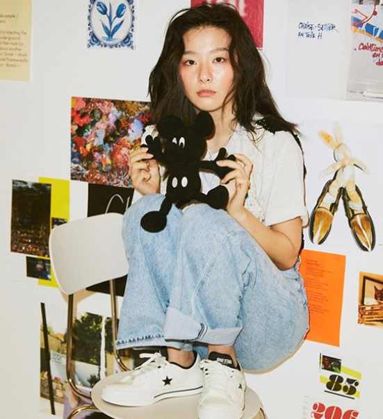 Group Red Velvet Seulgi has spewed out a unique aura.On the 15th, Converse official Instagram posted several photos with the article Meet the daily life of Seulgi, which is clean and natural charm.The photo released showed Seulgi wearing an oversized Blue jeans and a white T-shirt and sneakers, with a mysterious atmosphere drawing attention.Seulgi has oozed a lovely charm with a natural wave hairstyle, particularly her innocent beauty with light makeup.Fans who watched the warm Seulgi responded such as Seulgi is what, Is not it too beautiful with blue jeans and I am lovely.