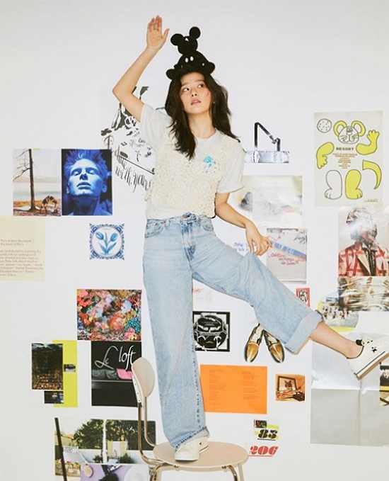 Group Red Velvet Seulgi has spewed out a unique aura.On the 15th, Converse official Instagram posted several photos with the article Meet the daily life of Seulgi, which is clean and natural charm.The photo released showed Seulgi wearing an oversized Blue jeans and a white T-shirt and sneakers, with a mysterious atmosphere drawing attention.Seulgi has oozed a lovely charm with a natural wave hairstyle, particularly her innocent beauty with light makeup.Fans who watched the warm Seulgi responded such as Seulgi is what, Is not it too beautiful with blue jeans and I am lovely.