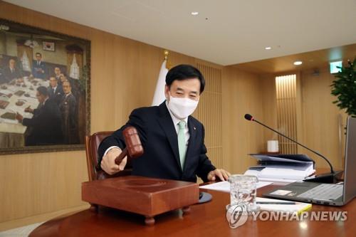 의사봉 두드리는 이주열 한은 총재 이주열 한국은행 총재가 지난달 27일 서울 중구 한국은행에서 열린 금융통화위원회에서 의사봉을 두드리고 있다. [한국은행 제공·연합뉴스 자료사진. 재판매 및 DB 금지]