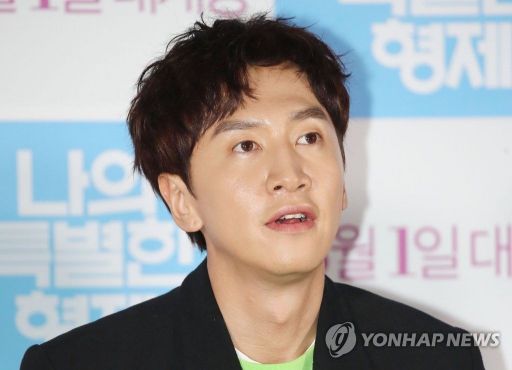 Actor Lee Kwang-soo who has been hit by Acident returnsLee Kwang-soos agency said on the 16th, Lee Kwang-soo recently participated in the filming of Running Man.The agency added, It is not a perfect Na-eun, but it is a careful situation because it is treating it.So for the time being, Lee Kwang-soo seems to have limitations on active parts such as playing in Running Man shooting.The SBS Running Man trailer, which was broadcast on the 15th, was broadcast with the appearance of Lee Kwang-soo in Fracture and the caption Gwangsu is back.In the public trailer, Lee Kwang-soo appeared with the support of Running Man members.Meanwhile, Lee Kwang-soo was diagnosed with a right ankle fracture after being contacted by a signal-breaking vehicle on the 15th of last month.