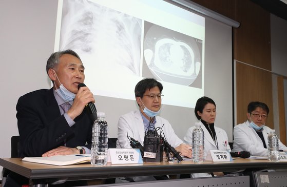 지난달 26일 신종감염병 중앙임상위원회 기자회견에서 발언하는 오명돈 중앙임상위원장(서울대병원 감염내과).[연합뉴스]