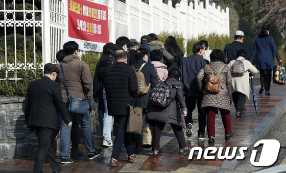 지난 8일 오전 서울 구로구 기독교 한국 침례회 연세중앙교회에서 성도들이 주일에배를 드리러 이동하고 있다. 연세중앙교회는 코로나19 확산 속 오프라인 주일예배를 진행하는 동시에 임산부, 65세이상, 만성질환자인 성도들에게는 인터넷 영상예배를 드릴 것을 권했다. /사진=뉴스1