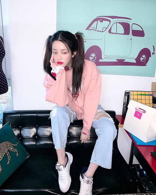 Actor Lee Yu-bi has boasted a refreshing appeal.Lee Yu-bi posted several photos on his Instagram on the 16th.Lee Yu-bi in the public photo is wearing a pink man-to-man with a torn blue jeans and shows off her youthful charm, and also makes her look more prominent during the two-headed hair.Meanwhile, Lee Yu-bi is appearing on KBS 2TV entertainment program Dog is Great.