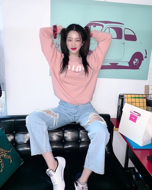 Actor Lee Yu-bi has boasted a refreshing appeal.Lee Yu-bi posted several photos on his Instagram on the 16th.Lee Yu-bi in the public photo is wearing a pink man-to-man with a torn blue jeans and shows off her youthful charm, and also makes her look more prominent during the two-headed hair.Meanwhile, Lee Yu-bi is appearing on KBS 2TV entertainment program Dog is Great.
