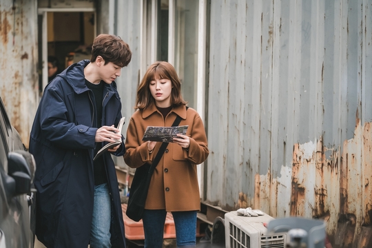 365 Lee Joon-hyuk and Nam Ji-hyun show off a different air-conditioning chemistry.MBCs new monthly drama 365: A Year Against Fate (director Kim Kyung-hee, playwright Lee Seo-yoon, Lee Soo-kyung, and hereinafter 365) released a still cut that captured the scene of Susa, which was co-operated by Lee Joon-hyuk and Nam Ji-hyun, ahead of the first broadcast on March 23.365 is a drama depicting the mystery survival game of those who have been trapped in an unknown fate when they returned a year ago dreaming of a perfect life.Based on the interesting material called Life Lisset, it is expected to maximize the charm of genres by offering suspense, thrill, and entertainment fun to tighten the breath.Lee Joon-hyuk plays the detective topography of the homicide class for the seventh year, and Nam Ji-hyun plays the popular webtoon writer Gahyeon.Gahyeon, who is suffering from an injustice when he thinks that he has everything from topography, wealth, honor, love and friendship that faces the greatest crisis of his life due to the death of a team member who thinks like a family.They dream of a different life than before and decide to Lisset to return life to the past year.For those who have since shared a special experience called Lisset, mysterious events continue to unfold in succession.Therefore, the steel cut that was released this time captures the attention because it foresaw the special coordination chemistry of Lee Joon-hyuk and Nam Ji-hyun.To raise the expectation of prospective viewers waiting for the first broadcast of 365 to what events have occurred to the two people connected to Lisset and what they are investigating.Among them, the two people who are staring at the screen in the cell phone are feeling the intimacy like a partner who seems to have co-worked together for a long time.Those who are concentrating on the investigation without stopping while walking together are creating an atmosphere like a veteran Susa combo, making them more excited about the chemistry of those who will be drawn in the drama.As such, the encounter between Lee Joon-hyuk and Nam Ji-hyun, both actors, in itself, stimulates the expectation psychology infinitely.Lee Joon-hyuk and Nam Ji-hyun show co-work that skeeps if they look at each other so that they do not need rehearsals, as well as showing perfect ensemble performances by exchanging ambassadors and gestures.Park Su-in