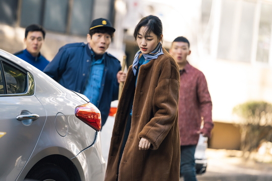 Actor Kim Go-eun returns as unconventional characterSBSs new gilt drama The King - Monarch of Eternity Kim Go-eun released the first force of the unconventional character Jung Tae-eul ahead of the first Detective role Top Model in Actor life.SBSs new gilt drama The King - Monarch of Eternity (playplayplay by Kim Eun-sook/directed Baek Sang-hoon, and Jeong Ji-hyun/produced Hwa-dam Pictures), which is scheduled to be broadcast in April following the upcoming Hiena, is a science and engineering department that tries to keep the door () of the dimension. This is a fantasy romance that draws the type South Korea Detective Jeong Tae through cooperation between the two worlds.Kim Eun-sook, the best language magician in South Korea and a hit maker, and Baek Sang-hoon, who showed delicate productions in Secrets, Huayu-School 2015 and Suns Descendants, and director Jung Ji-hyun, who was recognized for his sensual production ability through Enter the Search Word WWW, joined the team.Above all, The King - Monarch of Eternity is attracting attention because Kim Eun-sook and Kim Go-eun are reunited in three years after Guardian: The Lonely and Great God, and are the second work to be combined.In particular, Kim Go-eun will show fresh characters to take the peak of philography while Top Model in the Detective role for the first time since his debut through The King - Eternal Monarch.Kim Go-euns role as Jung Tae-eul is the sixth year South Korea Detectives in Trouble Detective, which was inspired by the Metropolitan Police Service people when his friends were in the midst of Snow White, Mermaid and Cinderella.After having a dream of being Metropolitan Police Service people, it is a typical door and woman who performed a miracle of passing the police force with a heated desire to memorize all the mathematical problems of the world if he can not solve them.Kim Go-eun is stealing attention as the first shooting scene of Top Model was captured with South Korea Detectives in Trouble Detective.In the play, Jung Tae is operating with powerful 3rd and 3rd Detectives to catch the criminal.Jung Tae-eul will show off his stellar walking with a strong self-assertive two-murch fashion, including a new blue top, yellow bottom, fur coat, scarf and sunglasses.Jung Tae-eun, who faced the criminal with a determined expression, revealed the charismatic of Detectives in Trouble Detective, who quickly turned around and overpowered the criminal with lightning technology.Kim Go-eun said, I am Honor to work with Kim Eun-sook again. He conveyed his thrilling feelings of being reunited with Kim Eun-sook.In addition, Lee Min-ho, Woo Do-hwan, Kim Kyung-nam, and Jung Eun-chae Actors are the first co-works, but they are making a pleasant scene with each other.I would like to ask for a lot of expectations for The King - Monarch of Eternity, which is more enthusiastic to show good looks to viewers. Park Su-in