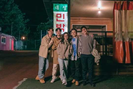Spicy doctors life The first meeting of five people in 20 years was captured.TVN 2020 Mokyo Special Wise Doctor Life (director Shin Won-ho, Friendship, Planning tvN, Production Eggscoming), which has been hotly talked about since its first broadcast, unveiled the charm of actors who showed perfect character synchro rate with the first meeting moment of 20 years old friends.Steele, who captured the first meeting of 20 years of Ziggy, is attracted to the attention of the five-color character with a picture at a glance.The first MT with Songhwa as the center, the well-dressed Jo Jung-suk, the neatly dressed Jung Kyung-ho, and the gardens that have not yet taken off the high school student tee, and the footy style of Seok-hyung (Kim Dae-myung) reveal their different tendencies.The five friends who met in a space by chance became close from the first meeting, and it is fateful as if they predicted the relationship after 20 years.Starting with a chance meeting, the history of the five people who have been together for 20 years and the expectation of the future chemistry are more and more gathered.Also, the reaction of viewers to the five-color character, which exploded from the first broadcast, is also unusual.Jo Jung-suks first appearance, which appeared in a dasvader helmet and splendor, amplified the curiosity and fun of viewers with a comical appearance that reflects the most energetic signature of the five people.The two-year-old Yoo Yeon-seok, who is affectionate and warm to patients but drinks in the same version every time, shows a perfect immersion in the garden and raises curiosity about the character.Jung Kyung-ho, who has consistently shown a rough appearance in front of Friends, hospital people as well as women Friends, is attracting viewers interest by boasting a synchro rate with Jun Wan Character.Park Su-in