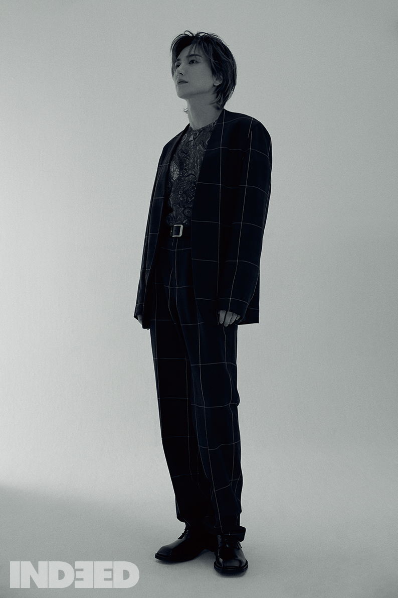Super Junior Leeteuk has unveiled a new pictorial for the 2020 S/S season.Leeteuk, in a photo photo released on March 17, showed a classic yet unique fashion by matching the Paisley pattern knit with a check suit.He wore a snake pattern shirt with intense red color, revealing his trendy appearance without hesitation.Leeteuk is the back door of the filming scene, which showed off his excellent costume digestion with a slim yet solid body line and boasted of his pro idol Down aspect.The stylish picture of Leeteuk can be found on the Indide vol.6, which is being pre-ordered on the YES24 homepage from the 16th.hwang hye-jin