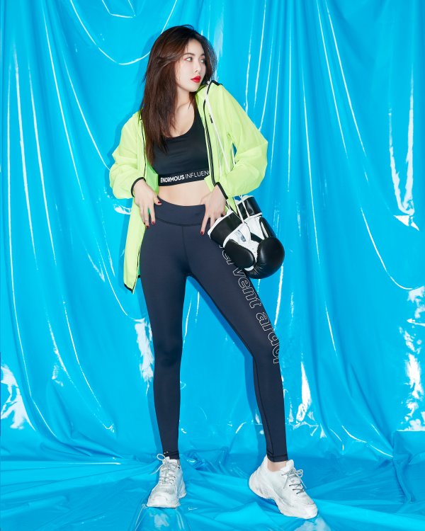 KRide &, who proposes various styles of pictorials every season, expresses the chic yet sexy pictorial full of hyunas health.In this photo, which was under the concept of Crush Movement (CRUSH MOVEMENT), Hyona was praised by the people in the field by adding sexy charm to the sporty yet acidic color style.On the other hand, Hyonas Crush Movement pictorial can be found on the official website of KRide &, Instagram, Facebook, and fashion magazine.