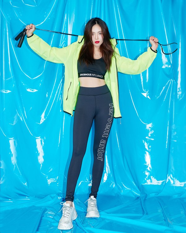 KRide &, who proposes various styles of pictorials every season, expresses the chic yet sexy pictorial full of hyunas health.In this photo, which was under the concept of Crush Movement (CRUSH MOVEMENT), Hyona was praised by the people in the field by adding sexy charm to the sporty yet acidic color style.On the other hand, Hyonas Crush Movement pictorial can be found on the official website of KRide &, Instagram, Facebook, and fashion magazine.