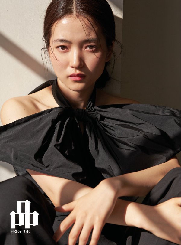 Kim Tae-ri in the public picture captures the sight of those who see with intense eyes and pose wearing a sophisticated frill-style black one-piece.In addition, he completely digested fashion styling using various styles of Hat with his own charm, and he completed a colorful mood picture with deep and hard eyes.Especially, he sublimated all the looks into a unique atmosphere and made a perfect concept of shooting with a natural pose.Fashion magazine PIN Prestige is being released to various countries including Singapore and Malaysia, and this cover has completed the new atmosphere of Kim Tae-ri, which has not been shown until now.Meanwhile, Kim Tae-ri has recently finished filming the movie Win Ri Ho and will continue his active activities by deciding on Choi Dong-hoons new appearance.