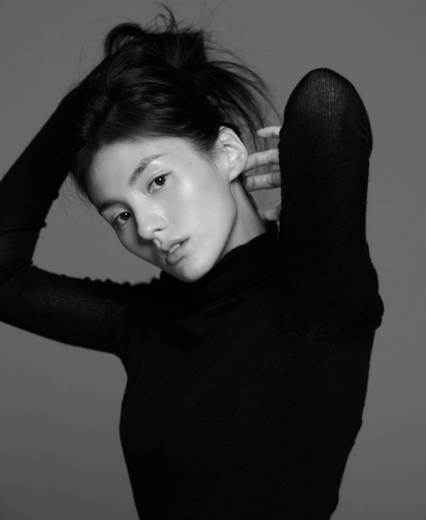 Kim Yongjis new profile of BH Entertainment has been unveiled.BH Entertainment, a subsidiary company, released a new profile photo of Kim Yongji, which is expected to be more in the future.Kim Yongji in the picture is equipped with unique beauty to create an extraordinary atmosphere. Mystical and unique charm catches the eye.