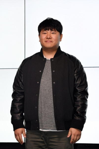 Ko Dong-wan, producer of JTBC Studio Lulula Workman, said he would respond strongly to a series of suspicions that follow him in connection with the subtitles of Labor () in the content.The late PD issued a statement on the 17th and denied rumors, including that he was a member of the Ailbe of Emly or that he got off using the Ailbe of Emly term in SBS Running Man in the past.All of the Running Man subtitles were handled by other PDs and I never did anything like that, said Ko Dong-wan, who said, I never got off at Running Man because of the controversy over Ailbe of Emly.The main PD was independent at the time and left the company after suggesting that they work together.We have never done any community activities, including certain far-right sites, said the late PD.If necessary, we are willing to accept any verification of the personal access record server, he said. We are willing to accept the fact that we are not going to make a concession.I would like to say that the fact that the misunderstood caused by the inconsistency is not honorable for making and disseminating false facts maliciously, said Ko Dong-wan, a PD. The dissemination of false facts for malicious slander is inevitable to take serious measures, such as criminal prosecution, even to prove my integrity.The late PD also explained how he was writing the controversial labor subtitle in Workman.The language was used in the sense of the start of the (retirement) of the 18 (bath) dog to express the situation where suddenly additional overtime is needed, literally the situation where the curse comes out, said Ko Dong-wan, PD.If Chinese characters are not used, however, there will be a problem that the profanity will be directly exposed, so I put Chinese characters on it.I wanted to understand it as a dog-no-moo, and on the other hand, I thought of the language-playing effect that I wanted to understand as the original meaning of labor, earning a working-year wage, starting to work at 18 jobs. However, I did not think that the expression would be misunderstood as a demeanor in use on a particular far-right site, he added.If the entertainment that should be a cure, even if you did not intend, hurts you, I think you should bow down and apologize, said Ko Dong-wan, a PD. I apologize too much and apologize, he said.