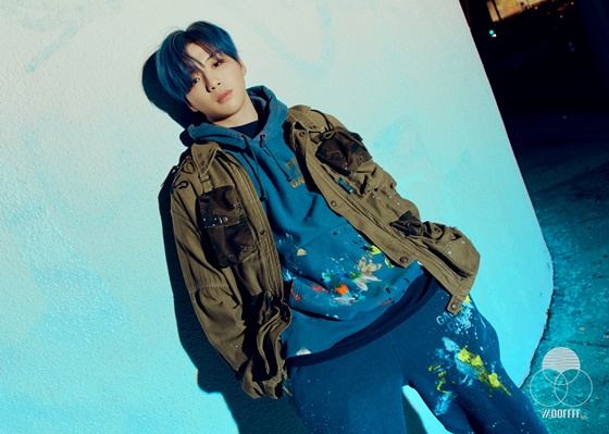 Kang Daniel posted the second concept photo of his first mini album CYAN through the official home page and SNS channel at 12:00 pm on the 17th.In another photo, the painty detail of the blue hoodie and pants are points, leaning against the wall and capturing the Sight in a chic yet overwhelming atmosphere.In the last photo that follows, the lighting of the neon sign is behind the colorful background, and the lighting looks like a body wrapped around the V-neck knit, staring at the camera, robbing the Sight with a sensual mood.CYAN will be released on Monday.