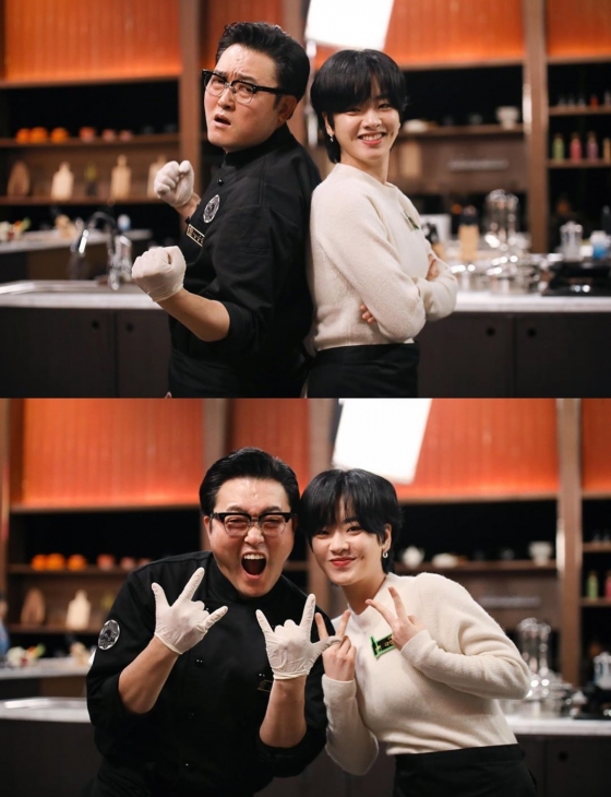 Actor Lee Joon-hyuk has released a special shot of Itaewon Clath.Lee Joon-hyuk posted two photos on his 17th day with an article entitled #Itaewon Klath # Enjoyed Time #Lee Ju-young #Lee Joon-hyuk # Collapse # Lets meet again.In the photo, Lee Joon-hyuk, who is holding two fists or posing passionately, is shown.Beside it was Lee Ju-young, who was smiling full of faces.The netizens who responded to this responded that Both of you were funny and Battle of Jangga and IC.Meanwhile, Lee Joon-hyuk appeared in the SBS drama Stobrig, which ended in February.