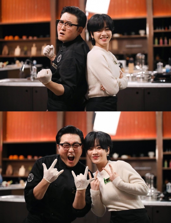 Lee Joon-hyuk, Itaewon Class Lee Ju-young and a click... Actor Lee Joon-hyuk has released a special shot of Itaewon Clath.Lee Joon-hyuk posted two photos on his 17th day with an article entitled # Itaewon Clath # Enjoyed Time #Lee Ju-young #Lee Joon-hyuk # Stunning # We Meet Again.In the photo, Lee Joon-hyuk, who is holding two fists or posing passionately, is shown.Beside it was Lee Ju-young, who was smiling full of faces.The netizens who responded to this responded that Both of you were funny and Battle of Jangga and IC.Meanwhile, Lee Joon-hyuk appeared in the SBS drama Stobrig, which ended in February.