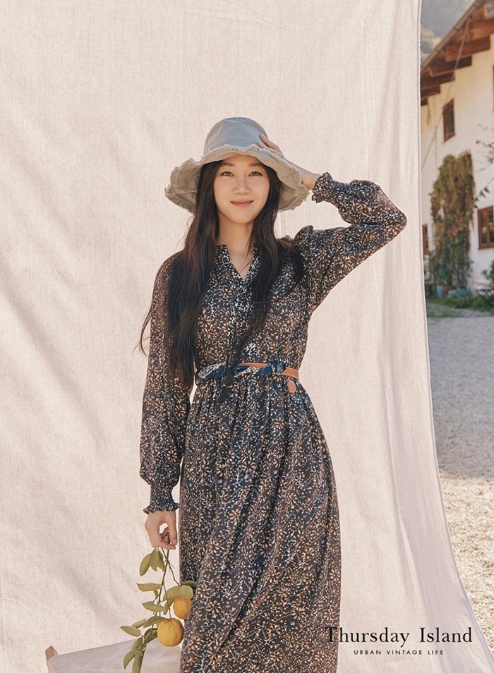 Coexistence of lovely and free charm, Gong Hyo-jin The lovely charm of actor Gong Hyo-jin was included in the picture.On the morning of the 17th, the clothing brand, which is active as a model by Gong Hyo-jin, released a picture.In the picture, Gong Hyo-jin suggests a spring summer coordination full of excitement, digesting a colorful pattern One Piece.The free atmosphere of Gong Hyo-jin, delicate eyes, and exotic background are combined, reminiscent of a scene of a romance movie.The flower pattern Maxi One Piece added a bohemian sensibility by matching Western style boots, and the gullish pink chiffon One Piece co-ordinated the flower scarf points rapia hat to produce a lovely mood.In addition, the pattern of calm color pattern Long One Piece boasts a lovely charm of Gongbly by layering belt point and denim pants and showing off comfortable and desensitized fashion sense.Various One Piece stylings with romantic sensibility of Gong Hyo-jin can be found through the Susday Republic of Ireland 20SS advertising campaign.