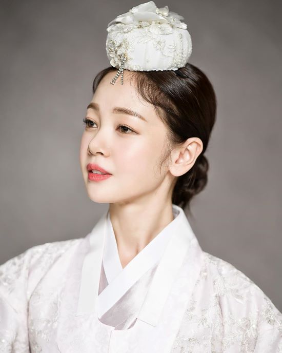 Actor Bo-mi Kim boasted a beautiful beauty.On the 17th, Bo-mi Kim posted an article and a photo called Korean traditional clothing shooting through his instagram.Bo-mi Kim in the public photo is taking a picture wearing a white Korean traditional clothing.Bo-mi Kims simple and innocent beauty catches the eye.Bo-mi Kim will perform a marriage ceremony on April 26th with Valerino Yoon Jeon-il, who has appeared together in a ballet performance in the past.Photo: Bo-mi Kim Hashtag