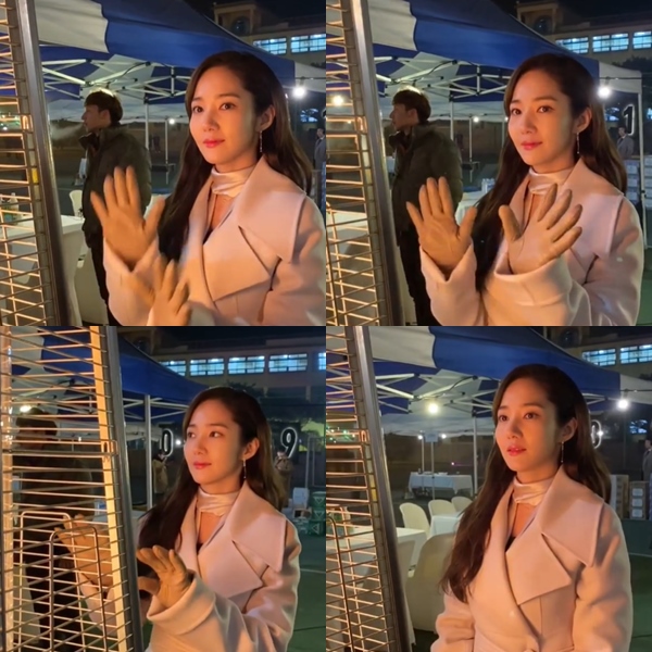 Actor Park Min-young has reported on the latest.Park Min-young posted a video on his Instagram on the 17th with an article entitled Warm Person: Finally, Today Total Alumini Association!In the public footage, Park Min-young is warming up in front of a large stove, and the beauty of Park Min-young, which shines at any angle, catches the eye.Park Min-young is appearing in the JTBC drama I will go if the weather is good as Mok Hae Won.Photo: Park Min-young Instagram
