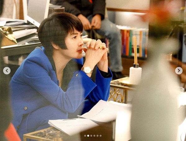 Actor Kim Hye-soo has unveiled the scene of the drama shooting.Kim Hye-soo posted six photos on his 17th day with an article entitled # Song & Kim # # # Hyena in the work.Kim Hye-soo, who is in the public photo, is concentrating on the station, and the sophisticated suit costume and charismatic eyes catch the attention of the netizens.Actor Hwang Bo-ra laughed with a comment saying, I am a million-year-old boy.Meanwhile, Kim Hye-soo is appearing on SBS drama Hyena.Photo: Kim Hye-soo SNS