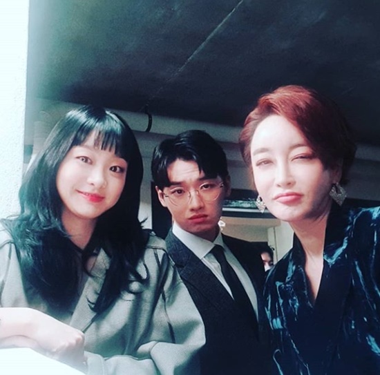 Actor Kim Hye-eun has released authentication shots with Kim Da-mi and Lee David.Kim Hye-eun posted a picture on his Instagram on the 17th with Hashtag called # Itaewon Class # Meeting # Where is the new Roy # Joy # Kim Ho Jin # Kang Min Jung.Kim Da-mi, Lee David and Kim Hye-eun, who are appearing in the JTBC gilt drama Itaewon Clath, are taking pictures affectionately.In the meantime, Kim Hye-eun is looking for Park Seo-joon, who plays the role of Park Sae-ro in the drama with Hashtag, Where is the new Roy?Itaewon Clath is about to end on the 21st.Photo: Kim Hye-eun Instagram