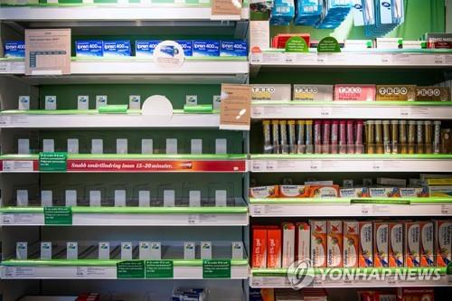 텅 빈 해열제(paracetamol) 매대 [AFP=연합뉴스 자료사진]