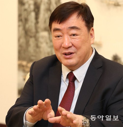 싱하이밍 주한 중국대사가 서울 중구 주한 중국대사관에서 동아일보와 단독 인터뷰를 하고 있다. 싱하이밍 대사는 중국 정부의 한국 기업인 입국 시 격리 조치에 대해 “한국에서 검사하고 (중국 입국 시) 내려서 한 번 더 검사해 발열 증상이 없으면 (격리 면제)되지 않을까 한다”고 말했다. 김재명 기자 base@donga.com