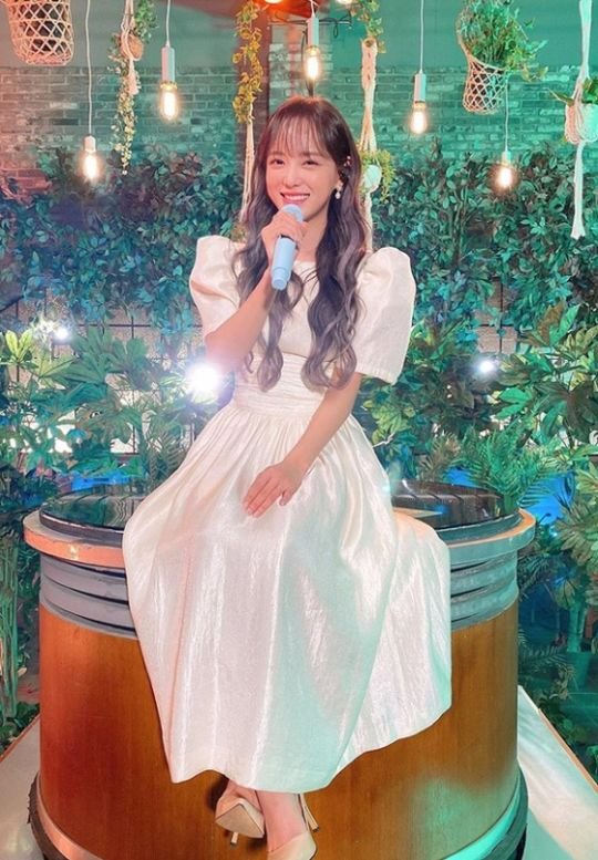 On March 17, Gugudans official SNS said, The album is filled with the voice of the cleaning person who wants to listen to every day.I will be your Flowerpot. The photo released is Naver VLove LiveLove Live!! Behind the cut.Kim Se-jeong, wearing a white princess dress, is preparing Love Live! in a space decorated with green forests.Kim Se-jeongs bright beauty and lovely atmosphere, which smiles at the camera, catches the eye.The fans who saw the photos responded such as It is so beautiful, It is also fresh cleaning and Active fighting.Meanwhile, Kim Se-jeong released his first solo mini album Flowerpot on the day (17th).