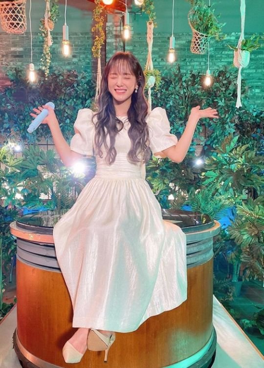 Lovely visuals like Kim Se-jeong, Fairytale fairy, The First Start of Flowerpot On March 17, Gugudans official SNS said, The album is filled with the voice of the cleaning person who wants to listen to every day.I will be your Flowerpot. The photo released is Naver VLove LiveLove Live!! Behind the cut.Kim Se-jeong, wearing a white princess dress, is preparing Love Live! in a space decorated with green forests.Kim Se-jeongs bright beauty and lovely atmosphere, which smiles at the camera, catches the eye.The fans who saw the photos responded such as It is so beautiful, It is also fresh cleaning and Active fighting.Meanwhile, Kim Se-jeong released his first solo mini album Flowerpot on the day (17th).