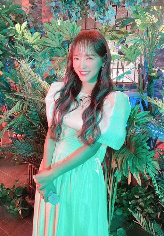 On March 17, Gugudans official SNS said, The album is filled with the voice of the cleaning person who wants to listen to every day.I will be your Flowerpot. The photo released is Naver VLove LiveLove Live!! Behind the cut.Kim Se-jeong, wearing a white princess dress, is preparing Love Live! in a space decorated with green forests.Kim Se-jeongs bright beauty and lovely atmosphere, which smiles at the camera, catches the eye.The fans who saw the photos responded such as It is so beautiful, It is also fresh cleaning and Active fighting.Meanwhile, Kim Se-jeong released his first solo mini album Flowerpot on the day (17th).