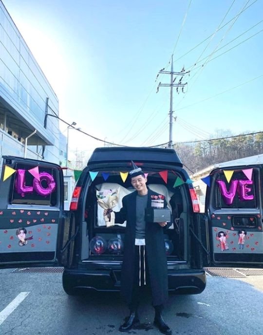 Bamtol Kurt 42.Park Seo-joon posted a picture on his SNS on the 18th with an article entitled 2019.8.26 ~ 2020.3.18 Itae One Clath Acham Bamtoll Cut 42.In the open photo, Park Seo-joon is smiling brightly with a bouquet of flowers and cakes to commemorate the end of the shooting.Hem, he said, revealing his appearance with the staff.JTBC Itae One Clath, which Park Seo-joon played the role of Park Sae-roi, ended all shooting after shooting on the day.Meanwhile, JTBC Itae One Clath leaves only two times to the end. It will be broadcast at 10:50 pm on the 21st.