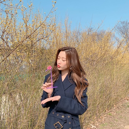 Moon Ga-young, the Actor of The Mans Memory Act, stepped off to promote his first broadcast.Moon Ga-young posted a picture on his instaglam on the 17th with the word D-1.The photo shows Moon Ga-young posing with a tree that has just bloomed.Especially, his fresh and clean atmosphere catches the attention at once.Meanwhile, MBCs new tree drama The Mans Memory Act, starring Moon Ga-young, is an anchor who remembers 8760 hours a year and 365 days a year with excess memory syndrome, and a romance to overcome the wounds of rising stars who live with passion. It will feature Kim Dong-wook, Yoon Jong-hoon, Kim Seul-gi, Lee Ju-bin, Kim Chang-wan and Lee Jin-hyuk.