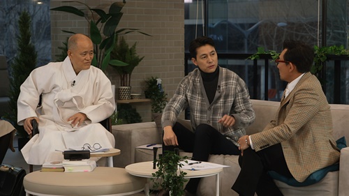 King Sejong Institute Jung Woo-sung, Dool, Lee Seung-cheol solves the love story.In KBS2s King Sejong Institute Suda Seung-cheol, which was broadcast on the afternoon of the 18th, philosopher Dool Kim Yong-ok, singer Lee Seung-cheol, and actor Jung Woo-sung share their own real-life love stories following the first episode.# The beginning of love for couples, marriage!In particular, Dool Kim Yong-ok confides that the moment he first met his wife, Professor Choi Young-ae, he thought, This woman will be my wife.Dool, Choi Young-ae, who has been married for less than a year since she met with fiery love.Marriage in 1973 and has already been married for 48 years, but the love of the two is still ongoing.The Door couples special love can be seen only by the house retroom structure.Its a type of house with two toilets facing each other in a room.It is common to have only one toilet in the retroom at home, but in the house of Dool Kim Yong-ok, there are two toilets in the retroom, which is also uniquely facing.Whose idea is this unique idea? The Dool couple, who spend a busy day every day, sits in the room together in the morning and talks with their toilet.What is the love-filled conversation that the Door couple sits in the room every morning?