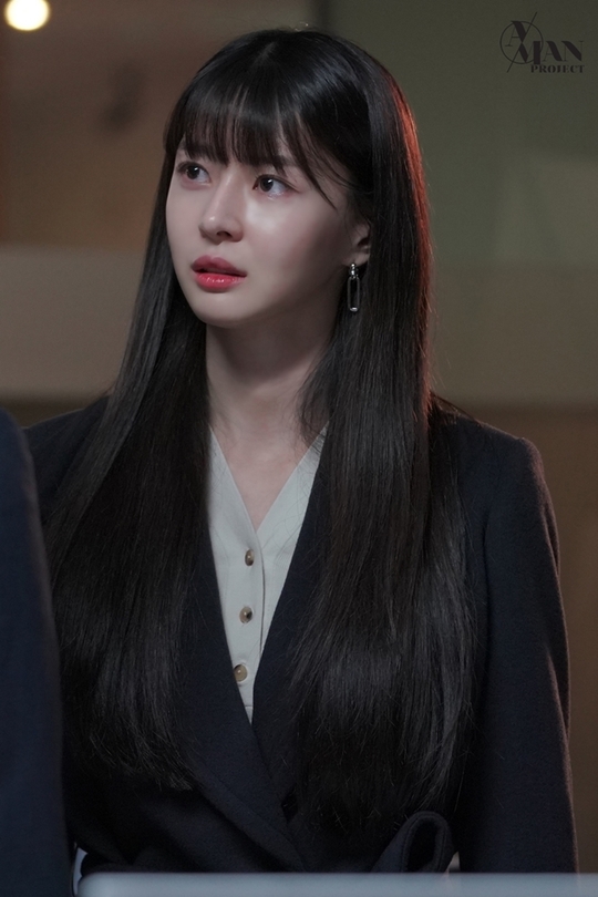 Actor Kwon Naras scene behind-the-scenes cut, which is being performed at Itaewon Klath, has been unveiled.Kwon Nara, who boasts a strong teamwork with Yoo Jae-myung and plays a role as an atmosphere maker of Jangaz, steals attention.The agency Aman Project released the filming site of JTBCs Golden Earth Drama Itaewon Klath on March 18.In the 14th episode of Itaewon Klath, Oh Soo-ah (Kwon Nara), who heard the deadline of Chairman Jang Dae-hee (Yoo Jae-myung), was portrayed.Oh Soo-ah was honest with President Changs words that he was not afraid of resenting himself, but he was saddened by those who constantly shed tears.Kwon Nara has sublimated Oh Soo-ahs past time and Feeling, which has been firmly under Changs presidency, into a more mature and stable acting ability.Oh Soo-ah is a person with an abandoned wound to his mother, so the news of the president, the head of the company, was more loud, and Kwon Nara was attracted to viewers by expressing this part in detail.Kwon Nara and Yoo Jae-myungs cheerful two-shot in the photo are eye-catching.The two men, who maintained strange tensions in the play, pose affectionately and boast of Jangaz chemistry, which gives them warmth.bak-beauty