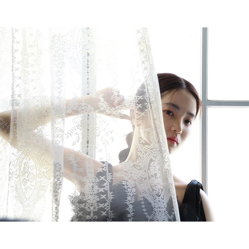 Photos of Actor Kim Tae-ris photo shoot behind the scenes were released.Kim Tae-ri agency Minhas official Instagram page reads on March 18: From dress to bling-bling style. All look perfect pictorial artisans have returned.A cut vowel that I want to see again even if I look at it. The picture shows Kim Tae-ri, who is enthusiastic about filming the picture, and the distinctive features like Kim Tae-ris piece make her look more prominent.Kim Tae-ris elegant atmosphere also attracts attention.delay stock