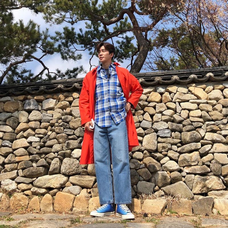 Actor Shin Sung-rok boasted an extraordinary proportion of Models.Shin Sung-rok posted a picture on his instagram on March 18 with an article entitled Weather Big.The photo shows Shin Sung-rok in a checkered shirt and jeans, and Shin Sung-rok stares at the other place, not the camera, with his chic eyes.The size of the small face that seems to disappear of Shin Sung-rok catches the eye.Fans who responded to the photos responded to good looks, what is the ratio and too cool.delay stock