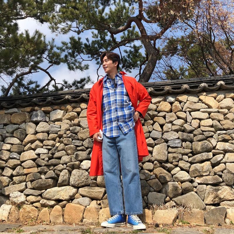 Actor Shin Sung-rok boasted an extraordinary proportion of Models.Shin Sung-rok posted a picture on his instagram on March 18 with an article entitled Weather Big.The photo shows Shin Sung-rok in a checkered shirt and jeans, and Shin Sung-rok stares at the other place, not the camera, with his chic eyes.The size of the small face that seems to disappear of Shin Sung-rok catches the eye.Fans who responded to the photos responded to good looks, what is the ratio and too cool.delay stock