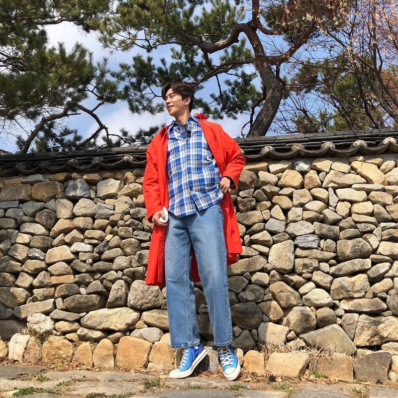 Actor Shin Sung-rok boasted an extraordinary proportion of Models.Shin Sung-rok posted a picture on his instagram on March 18 with an article entitled Weather Big.The photo shows Shin Sung-rok in a checkered shirt and jeans, and Shin Sung-rok stares at the other place, not the camera, with his chic eyes.The size of the small face that seems to disappear of Shin Sung-rok catches the eye.Fans who responded to the photos responded to good looks, what is the ratio and too cool.delay stock