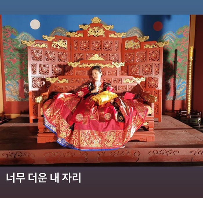 Kim Hye-joon, who played a heavy role in the Netflix original series Kingdom, unveiled the behind-the-scenes cut.Kim Hye-joon released several photos of Kingdom shooting scene on March 17 using his Instagram Story feature.In a photo posted with the article Too Hot My Place, Kim Hye-joon is laughing because he is wearing a heavy costume and taking a comfortable posture.The comment Sleep well is also pleasant: a charm 180 degrees different from the character in the play.Viewers who have impressed Kingdom are responding that there is such a cute side and the wrong shape is cute.pear hyo-ju