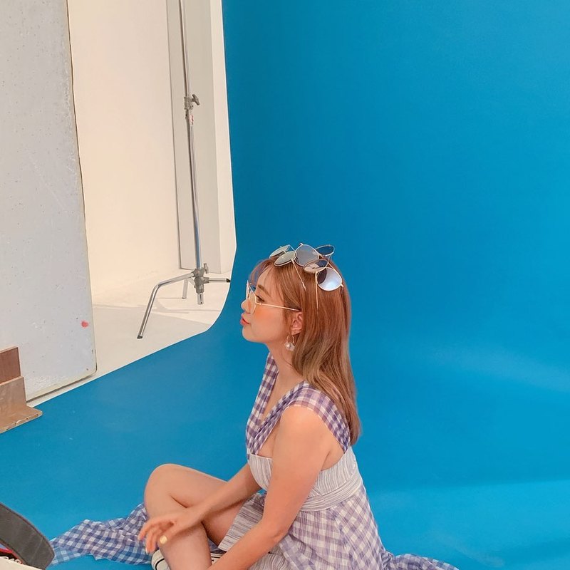 Oh Ha-young recalled shooting Solo activity jackets in the pastGroup Apink member Oh Ha-young uploaded a picture to his Instagram on March 17 with the phrase Dont Make Me Laugh.In the photo, Oh Ha-young poses in a sleeveless one-piece, who flaunted her beauty with a sleek nose.limited one