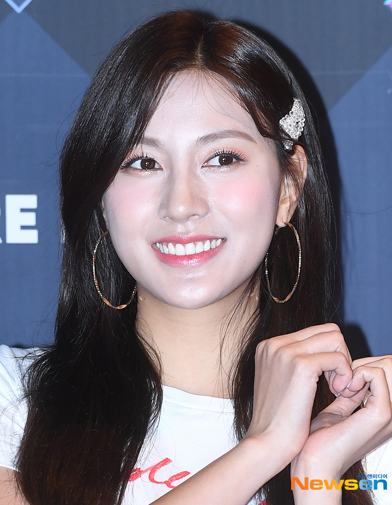 A Pink Oh Ha Young Recalls Solo Activities Sleeveless One Piece Goddess Oh Ha-young recalled shooting Solo activity jackets in the past.Group A Pink member Oh Ha-young uploaded a picture on March 17 with the phrase Dont Make Me Laugh on his instagram.In the photo, Oh Ha-young poses in a sleeveless One Piece, who flaunted her beauty with a sleek nose.On the other hand, Oh Hae Young released his first Solo song Dont Make Me Laugh on August 21 last yearhan jung-won