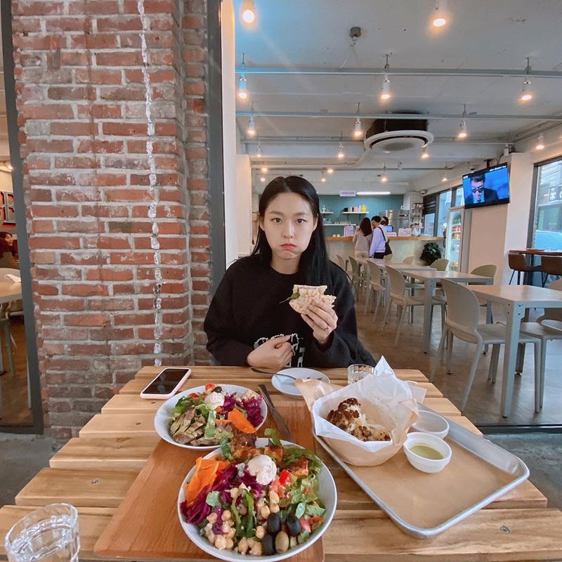 Seolhyun shows off storm MukbangAOA Seolhyun posted three photos on his Instagram on March 18.In the open photo, Seolhyun is enjoying a lot of brunch and is attracted to Mukbang. He is laughing at the camera with his mouth full of food.bak-beauty