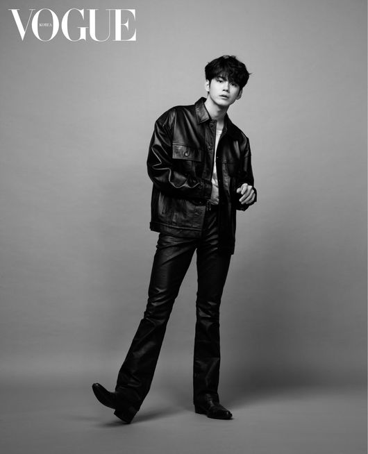 Ong Seong-wus free-spirited and unique charm has been unveiled.Ong Seong-wu completed a sensual pictorial featuring a free youth stage with the concept of a rock star with unique charm like chameleon in the April issue of fashion magazine Vogue.The appearance of Ong Seong-wu, which attracts attention with its classic portrates, such as tables, chairs, and leather accessories, based on leather items such as leather jackets, pants and shirts, attracts the attention of those who see it with an intense presence.Ong Seong-wu, who has been busy preparing for the album recently, has completely understood the concept of the picture and has been shooting, and has overwhelmed the scene atmosphere with a dignified and playful pose.Ong Seong-wu said of the first Mini album LAYERS (Layers), which will be released on the 25th in an interview with the pictorial, Its a solo album, and I wanted to know what it would mean if my story was not included.I felt that I should sing more because I had to stand on the Alone stage, sing Alone, and act on Alone. I was worried about deciding the album theme myself.As much as there has been in the past year, I decided to solve the feelings and enlightenment I felt at that time.I focused on showing me as it is in this album. There were times when my body was hard, but I did not want to give up because it was my album.I am happy to be able to finish with attachment, and I wonder what kind of reaction the fans will have. On the other hand, more photos and genuine stories of Ong Seong-wu can be found in the April issue of Vogue, and Ong Seong-wus first Mini album LAYERS will be released on the 25th.Vogue (Vogue)yes
