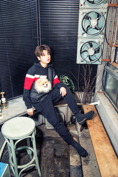 Singer Earthquake analysis has featured a picture of the Premium Pet Magazine Life and Dog spring issue, and also presented a very special picture with Pet.On the 17th, Earthquake analysis released a leisurely routine with Pet Copper in this photo with Premium Pet Magazine Life and Dog through his SNS.In an interview after the filming, Earthquake analysis commented on Pet, Copper is the mascot of black and white music and my first Dogs.It was Hope to raise Dogs since I was a child, but I feel like I have achieved Hope by staying with Copper at the company.Later, when I can take charge of Pet, I am thinking about adopting an abandoned dog. Earthquake analysis, which is currently recharging after finishing the mini album work, said, It is not an exaggeration to say that this mini album has been prepared for a year.In this album, there is another appearance that is different from the image of Earthquake analysis that I have shown so far.I would like to say that it was too much time to learn while working on the album and I am so grateful to the fans who are waiting for me. This picture of Earthquake analysis can be found in the Life and Dog spring issue.Life and Dog, Black Wi-Music