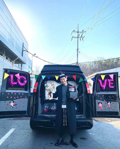 Actor Park Seo-joon announced the last filming of JTBC Itae One Clath.Park Seo-joon said on his SNS on the 18th, 2019.8.26 ~ 2020.3.18 Itae One Clath.Cute Celebratory photo with the article Agam Bamtoll Cut 42has released the book.Park Seo-joon in the picture holds a cake and holds a happy face. Park Seo-joon, who looks happy, is the same as Park Sae-roi in One Clath.Itae One Clath, starring Park Seo-joon, is loved by the world with a record 14.76% of the highest ratings (based on Nielsen Koreas paid households).Park Seo-joon as well as Kim Dae-mi and Lee Ju-young gathered together.One Clath is only two times to the end, and every Friday and Saturday at 10:50 pm