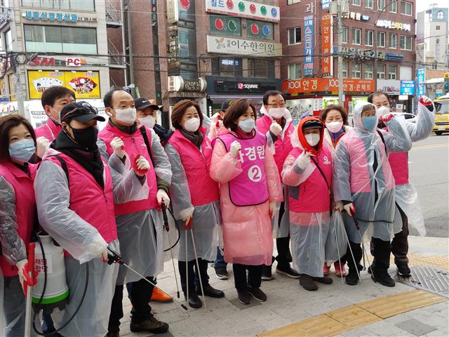 미래통합당 후보인 나경원 의원이 17일 남성역 1번 출구 앞에서 방역에 함께 나선 관계자들과 기념촬영을 하고 있다.이정수 기자 tintin@seoul.co.kr